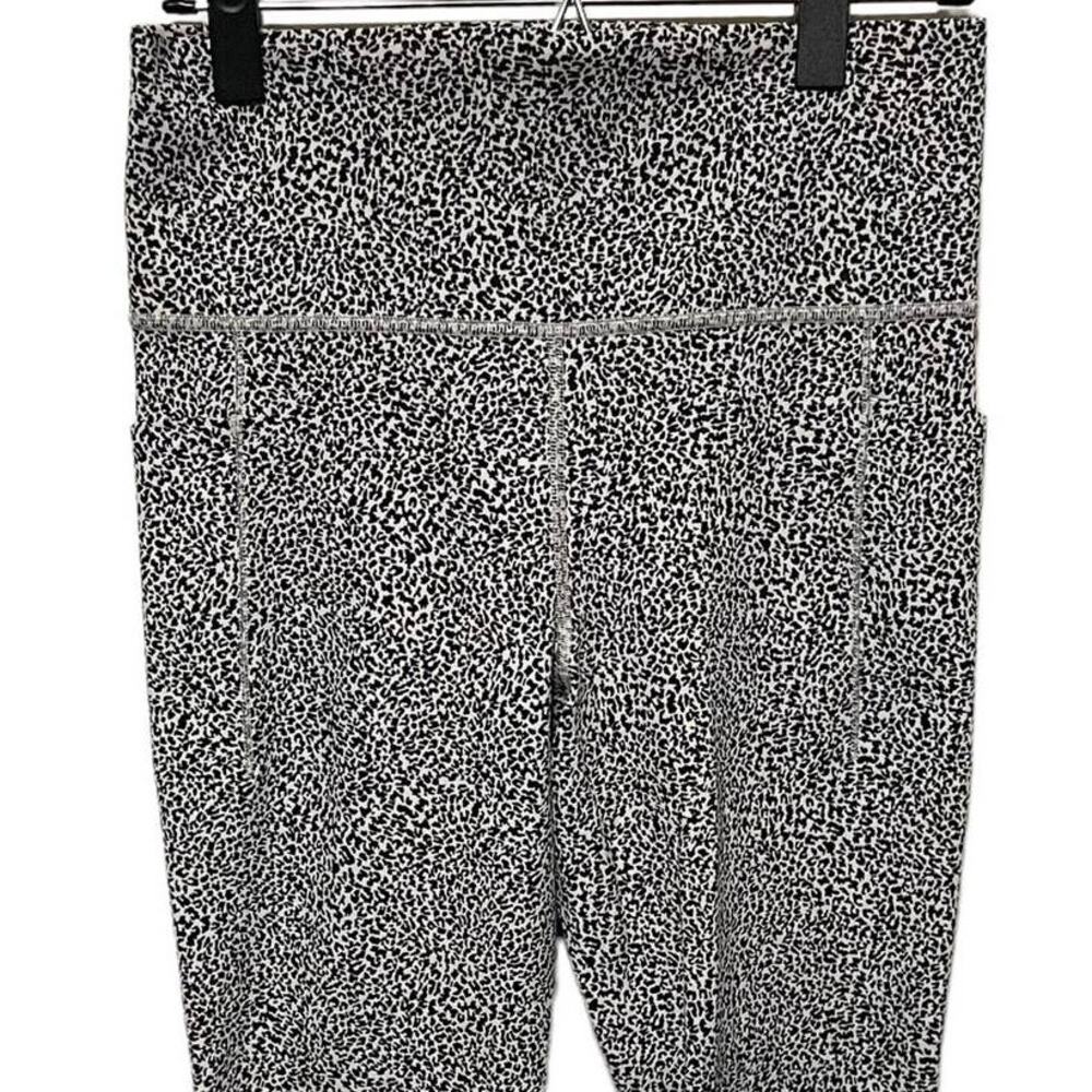 Athleta Salutation Stash II‎ Textured Tight w/ pockets - Picture 2 of 8